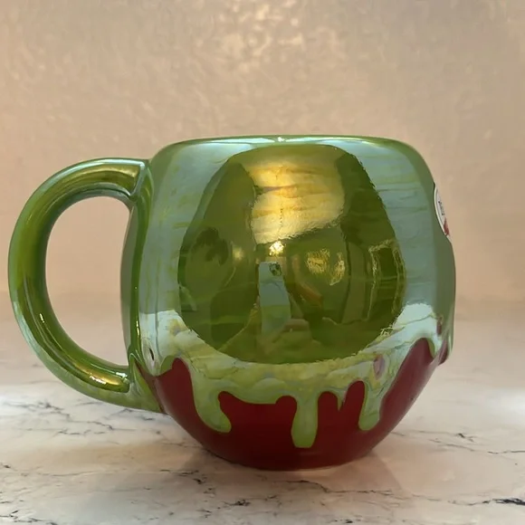 Disney Villians hand-painted poison apple 🍎 mug NWT - Picture 3 of 5